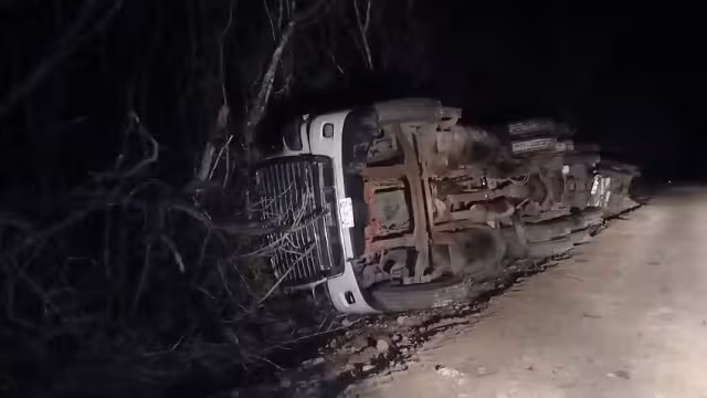 Se hunde terreno y tráiler de doble remolque acaba entre manglares cerca de Isla Arena