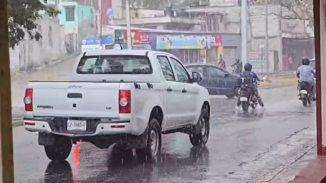 La lluvia sorprendió la tarde de este viernes en la ciudad de Campeche y anticipa un fin de semana con clima inestable.