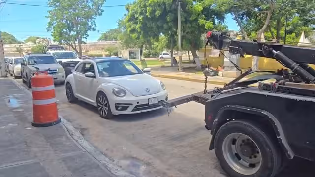 La Policía Estatal aseguró a un automovilista en la Alameda de Paula Toro por violaciones de tránsito.