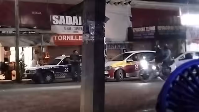 Un motociclista fue impactado por un taxi la noche del martes en Escárcega.