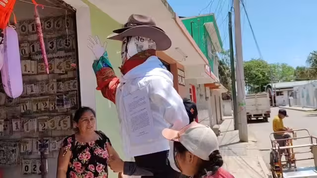 Pasean al Caballero de Fuego en Nunkiní; tradición de fe reúne donativos casa por casa