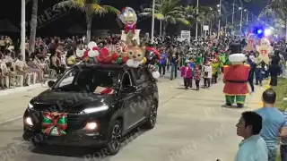Ciudad del Carmen celebra su Desfile Navideño 2025 con más de 4 mil 500 participantes en el Malecón