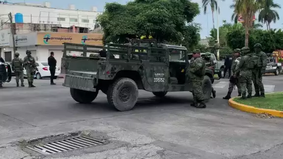 El también empresario y su hija resultaron lesionados, dos policías y un presunto agresor perdieron la vida en el lugar
