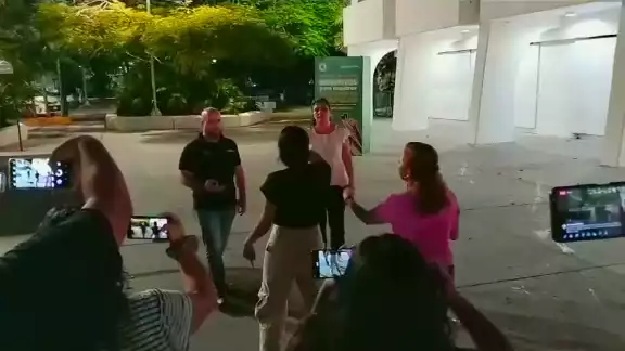 Consignas como “Te faltan huevos” y “Queremos Justicia” recibieron a los políticos y las inconformes les negaron el diálogo. Consignas como “Te faltan huevos” y “Queremos Justicia” recibieron a los políticos y las inconformes les negaron el diálogo.