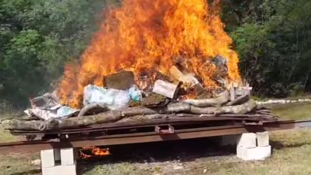 Durante el evento se informó que se quemaron más de 500 kilos de mariguana y 100 de cocaína