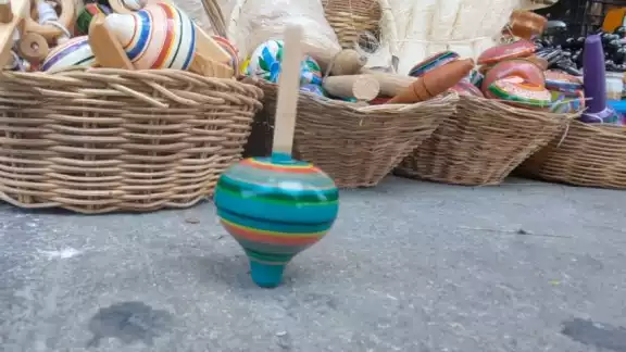 El trompo es un juguete tradicional mexicano
