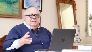 Ayuntamiento de Mérida revisa denuncias contra el cronista Gonzalo Navarrete por presuntos comentarios misóginos