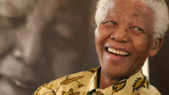 Nelson Mandela fue un político, activista y abogado sudafricano que dedicó su vida a luchar contra el apartheid para conseguir la igualdad en su país. Nelson Mandela fue un político, activista y abogado sudafricano que dedicó su vida a luchar contra el apartheid para conseguir la igualdad en su país.