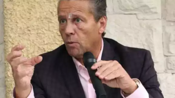 La actriz desea que Alfredo Adame se deje de "payasadas" y le pague el dinero que le debe.