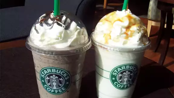 El Frappuccino, una bebida fría es propiedad de la cadena de cafeterías internacional Starbucks desde 1995 El Frappuccino, una bebida fría es propiedad de la cadena de cafeterías internacional Starbucks desde 1995