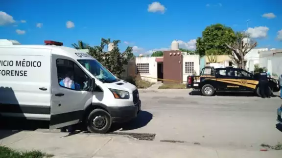 La hija de una mujer de 60 años dijo que salió de compras y cuando regresó su progenitora estaba suspendida del cuello