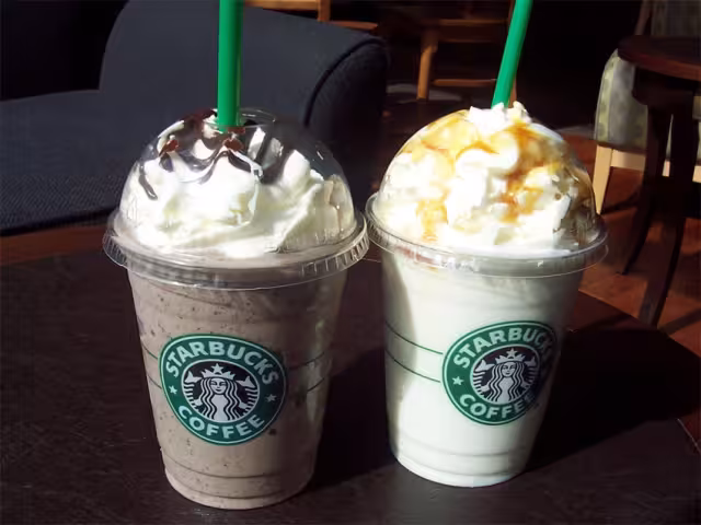 El Frappuccino, una bebida fría es propiedad de la cadena de cafeterías internacional Starbucks desde 1995