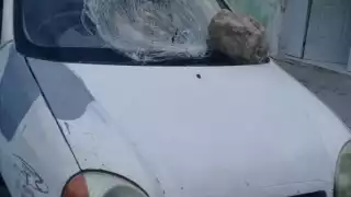 El vehículo Atos color blanco con placas UVP-13-02 quedó con el panorámico delantero totalmente astillado