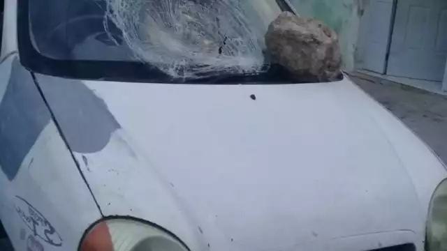 El vehículo Atos color blanco con placas UVP-13-02 quedó con el panorámico delantero totalmente astillado