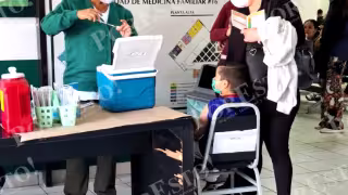 Padres de familia en Cancún saturan módulos de vacunación contra el sarampión