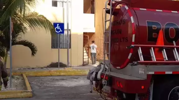 Al lugar acudieron elementos del H. Cuerpo de bomberos, Policía de Quintana Roo y personal de Protección Civil Al lugar acudieron elementos del H. Cuerpo de bomberos, Policía de Quintana Roo y personal de Protección Civil