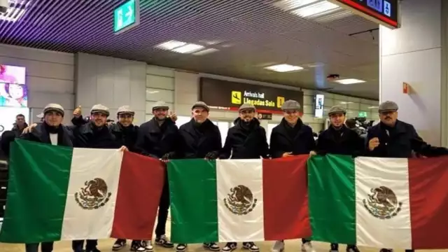 Toda la banda posó para la foto con la bandera de México en tierras madrileñas. Foto: Especial