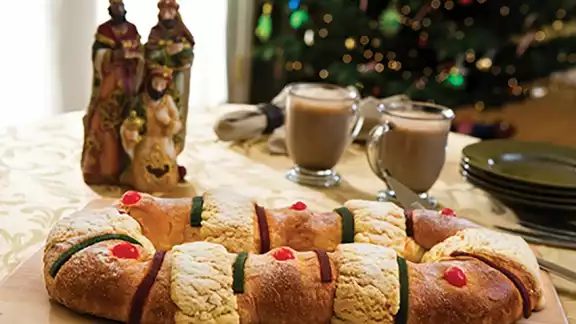 Una rosca de Reyes tradicionalmente lleva acitrón, sin embargo, este dulce está prohibido y suele sustituirse por ate. Una rosca de Reyes tradicionalmente lleva acitrón, sin embargo, este dulce está prohibido y suele sustituirse por ate.
