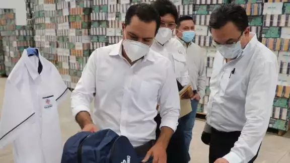 Cada paquete incluye dos camisas, un par de zapatos y una mochila