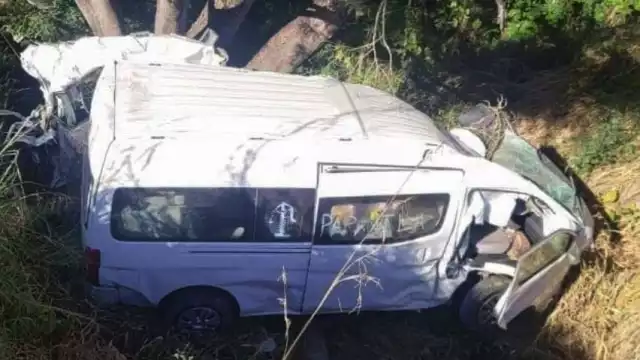 La camioneta quedó fuera de la carretera tras el impacto