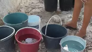 Las mujeres son las encargadas de extraer el líquido de un pozo artesanal que tiene 23 metros de profundidad, y luego deben acarrearlo hasta sus hogares