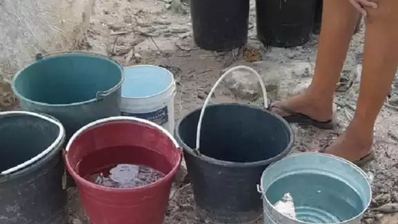 Las mujeres son las encargadas de extraer el líquido de un pozo artesanal que tiene 23 metros de profundidad, y luego deben acarrearlo hasta sus hogares Las mujeres son las encargadas de extraer el líquido de un pozo artesanal que tiene 23 metros de profundidad, y luego deben acarrearlo hasta sus hogares