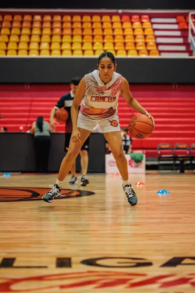 La cancunense recomienda a las niñas perseguir sus sueños y trabajar mucho.