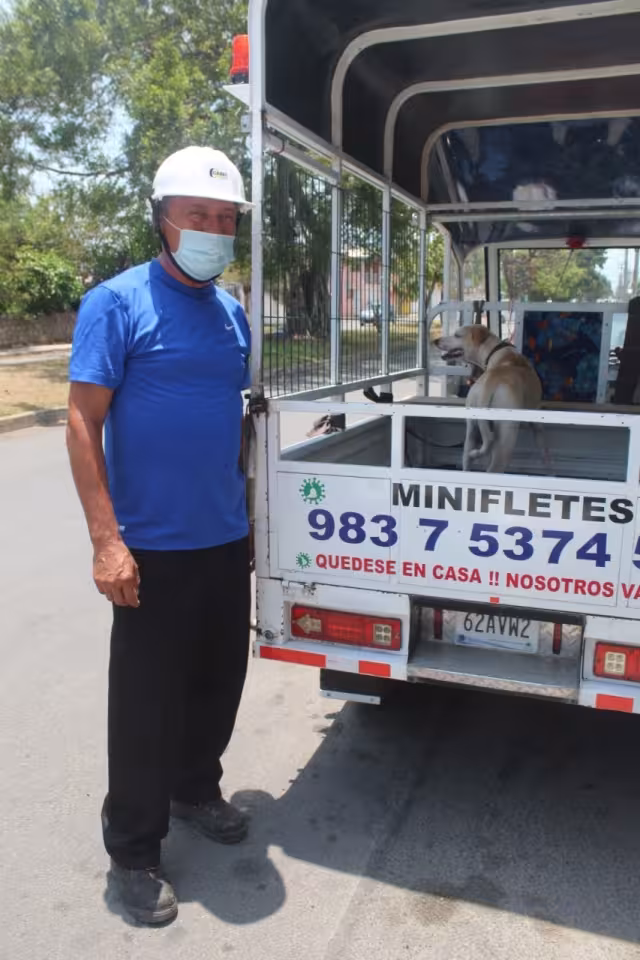 Mayormente realiza servicios de traslado de perros, aunado a los fletes de muebles