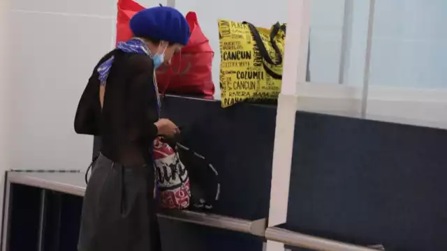 La turista está en espera de instrucciones del personal del aeropuerto