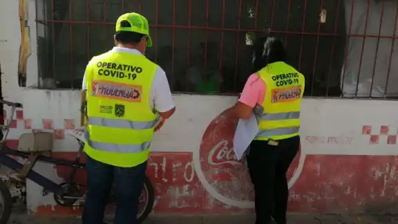 Se verificaban que los puestos cuenten con gel antibacterial y no atiendan a personas que no porten su cubrebocas Se verificaban que los puestos cuenten con gel antibacterial y no atiendan a personas que no porten su cubrebocas