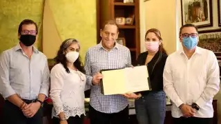 José Manuel Díaz Rubio (c) estará presente en la sede del Poder Legislativo para recibir la presea de manos del diputado Víctor Hugo Lozano Poveda (Der).