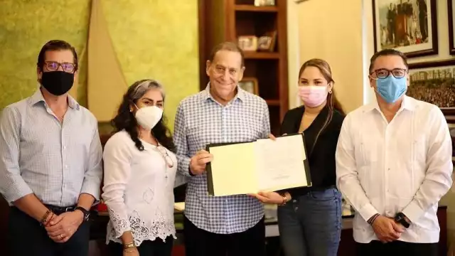 José Manuel Díaz Rubio (c) estará presente en la sede del Poder Legislativo para recibir la presea de manos del diputado Víctor Hugo Lozano Poveda (Der).