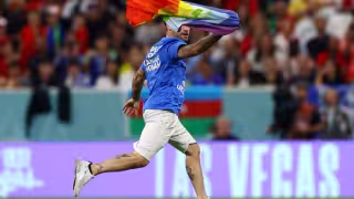 El espontáneo además portaba una playera con la frase "salven a Ucrania"
