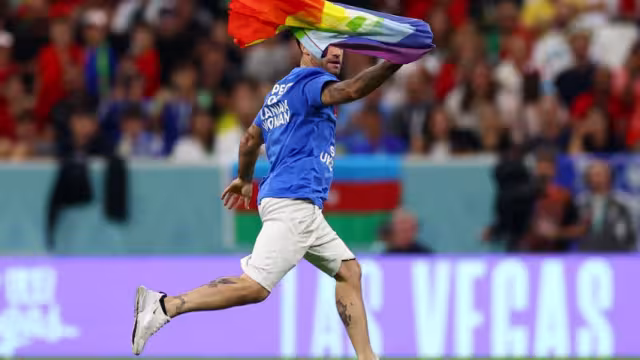 El espontáneo además portaba una playera con la frase "salven a Ucrania"
