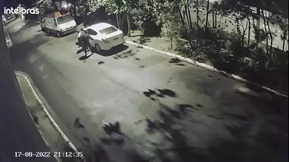 Los delincuentes aprovecharon que los enamorados estaban desprevenidos y les arrebataron todo lo que tenían, incluso el auto Los delincuentes aprovecharon que los enamorados estaban desprevenidos y les arrebataron todo lo que tenían, incluso el auto