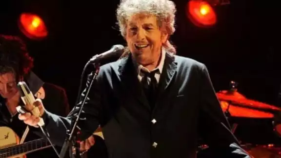 Dylan ha recibido diversos premios a lo largo de su carrera, entre ellos el Premio Nobel de Literatura y doce Grammys Dylan ha recibido diversos premios a lo largo de su carrera, entre ellos el Premio Nobel de Literatura y doce Grammys
