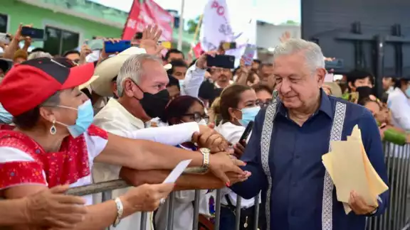 AMLO afirmó que en el Gobierno federal no trabajan ocho, sino 16 horas diarias. AMLO afirmó que en el Gobierno federal no trabajan ocho, sino 16 horas diarias.