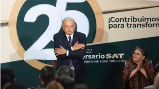 AMLO commemoró el 25 Aniversario del Servicio de Administración Tributaria (SAT) en Palacio Nacional
