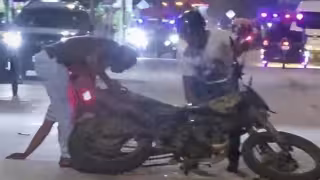 Motociclista derrapa al pasar un vado y termina con posible fractura en Pomuch