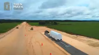 La locomotora la cual busca facilitar el traslado de balasto, rieles y durmientes en el Tramo 2