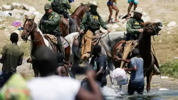 Los agentes a caballo resguardan la frontera en el estado de Texas Los agentes a caballo resguardan la frontera en el estado de Texas