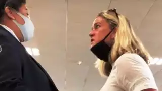 Extranjera actúa sin control en AIC y es retirada del recinto