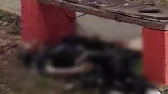 El cuerpo del joven baleado quedó debajo de una banca El cuerpo del joven baleado quedó debajo de una banca