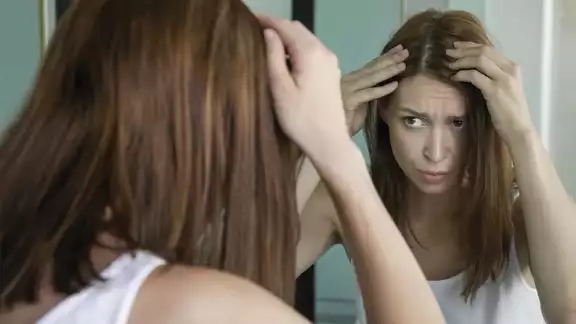 La canicie es la pérdida de pigmentación del cabello, que se vuelve gris o blanco La canicie es la pérdida de pigmentación del cabello, que se vuelve gris o blanco