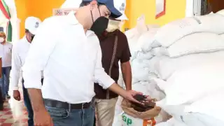 Como parte de su gira el Gobernador de Yucatán aprovechó para atender de manera personal, las solicitudes e inquietudes de los habitantes