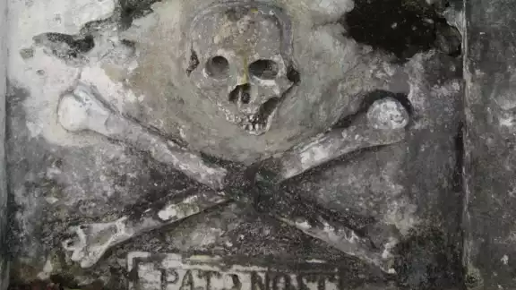 Fermín Mundaca murió en Mérida y sus restos fueron devueltos a Isla Mujeres donde se encuentra su tumba en la que se puede observar un crucifijo invertido