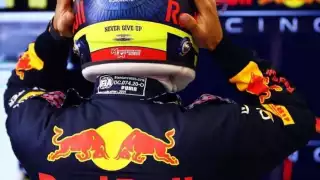 Checo Pérez con su uniforme de Red Bull Racing