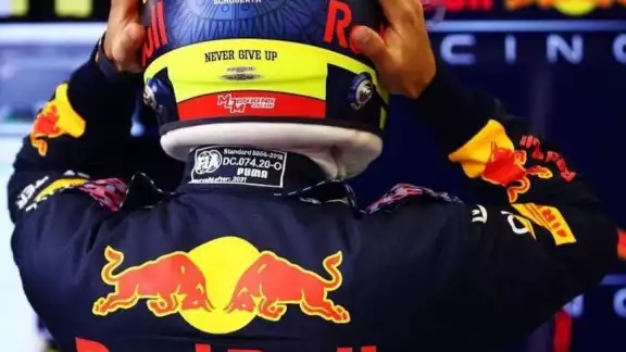 Checo Pérez con su uniforme de Red Bull Racing Checo Pérez con su uniforme de Red Bull Racing