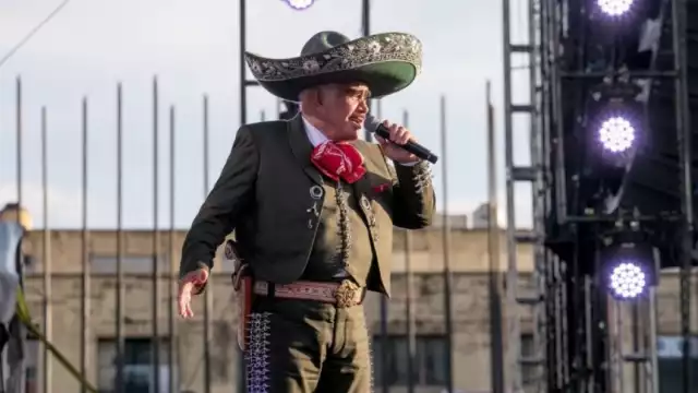 Vicente Fernández está por cumplir cuatro meses internado en el hospital