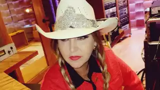 Los lentes que utiliza Alicia Villarreal en su fotografía son de una marca reconocida internacionalmente